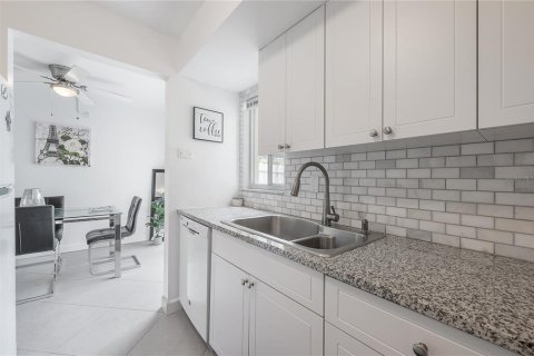 Condo in Tampa, Florida, 1 bedroom № 2111343 - photo 8