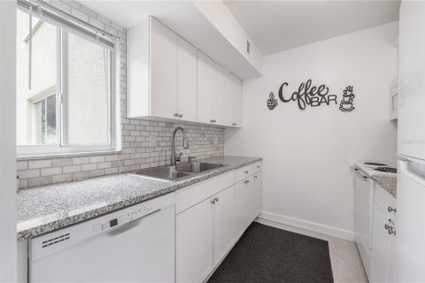 Condo in Tampa, Florida, 1 bedroom № 2111343 - photo 9