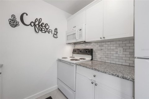 Condo in Tampa, Florida, 1 bedroom № 2111343 - photo 10
