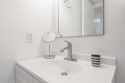 Condo in Tampa, Florida, 1 bedroom № 2111343 - photo 15