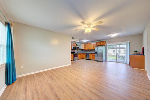 House in Merrit Island, Florida 3 bedrooms, 86.96 sq.m. № 2099902 - photo 9