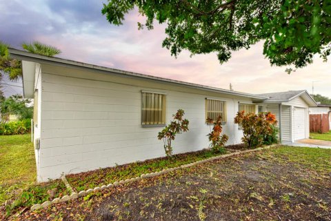 House in Merrit Island, Florida 3 bedrooms, 86.96 sq.m. № 2099902 - photo 26