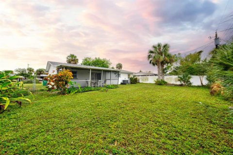 House in Merrit Island, Florida 3 bedrooms, 86.96 sq.m. № 2099902 - photo 22