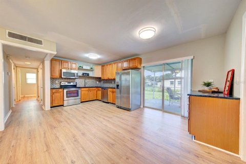 House in Merrit Island, Florida 3 bedrooms, 86.96 sq.m. № 2099902 - photo 2
