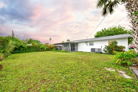 House in Merrit Island, Florida 3 bedrooms, 86.96 sq.m. № 2099902 - photo 23