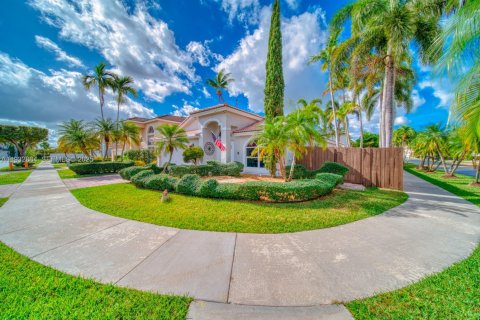 Villa ou maison à vendre à Miami, Floride: 4 chambres, 159.7 m2 № 1991089 - photo 1