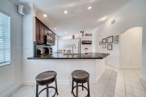 Villa ou maison à vendre à Miami, Floride: 4 chambres, 159.7 m2 № 1991089 - photo 8