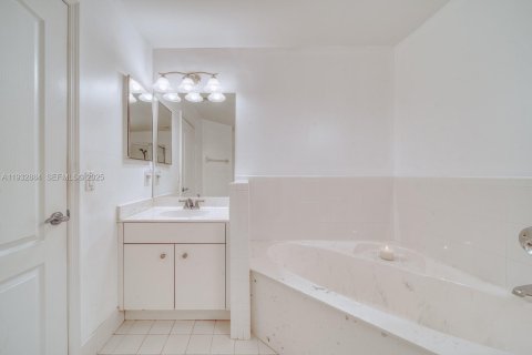 Villa ou maison à vendre à Miami, Floride: 4 chambres, 159.7 m2 № 1991089 - photo 5