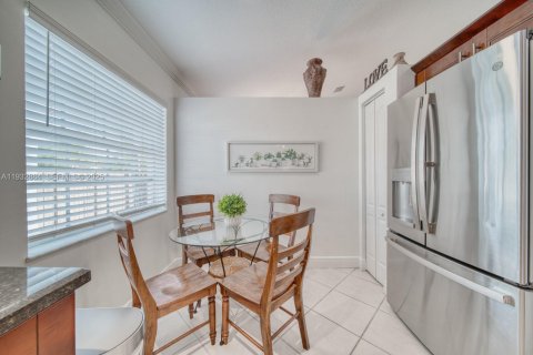 Villa ou maison à vendre à Miami, Floride: 4 chambres, 159.7 m2 № 1991089 - photo 10