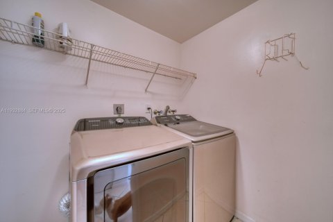 Villa ou maison à vendre à Miami, Floride: 4 chambres, 159.7 m2 № 1991089 - photo 24