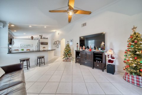 Villa ou maison à vendre à Miami, Floride: 4 chambres, 159.7 m2 № 1991089 - photo 12