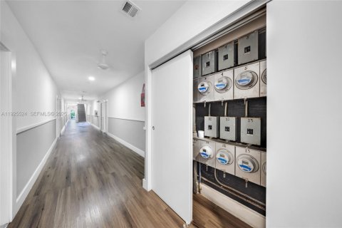 Propiedad comercial en venta en Miami, Florida № 1984032 - foto 6