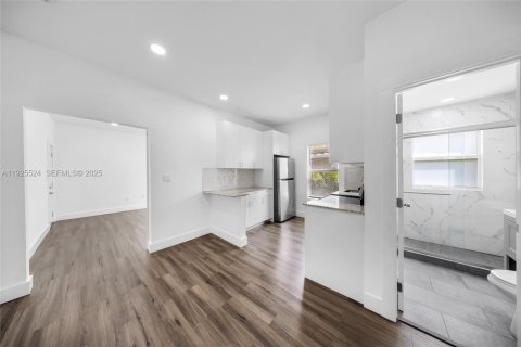 Propiedad comercial en venta en Miami, Florida № 1984032 - foto 14