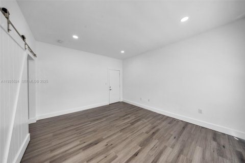 Propiedad comercial en venta en Miami, Florida № 1984032 - foto 19
