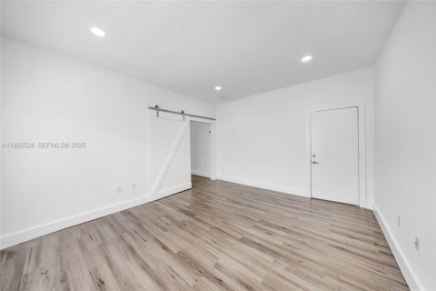 Propiedad comercial en venta en Miami, Florida № 1984032 - foto 20