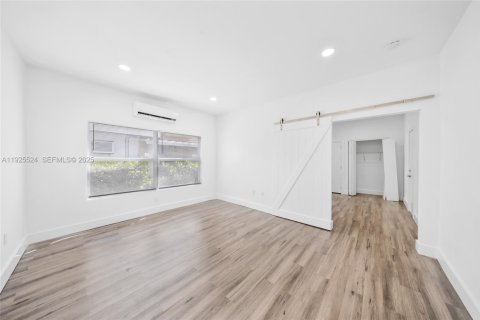 Propiedad comercial en venta en Miami, Florida № 1984032 - foto 22