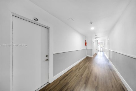 Propiedad comercial en venta en Miami, Florida № 1984032 - foto 8