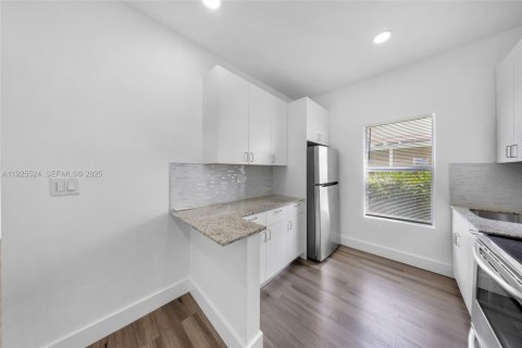 Propiedad comercial en venta en Miami, Florida № 1984032 - foto 13