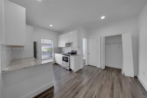 Propiedad comercial en venta en Miami, Florida № 1984032 - foto 16