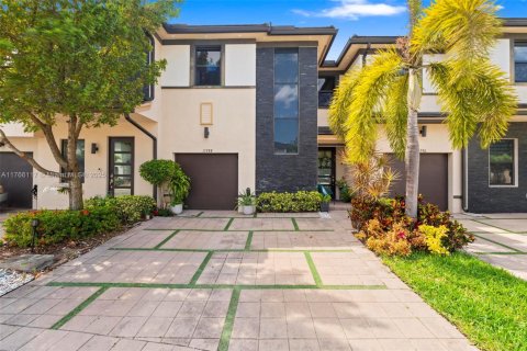 Adosado en venta en Miami Lakes, Florida, 3 dormitorios, 147.53 m2 № 1728385 - foto 1