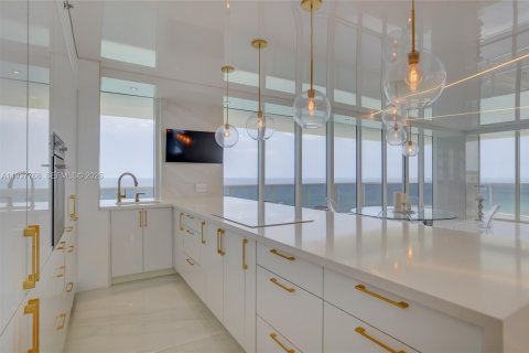 Снять в аренду кондоминиум в Халландейл-Бич, Флорида 3 спальни, 191.84м2, № 1996373 - фото 12