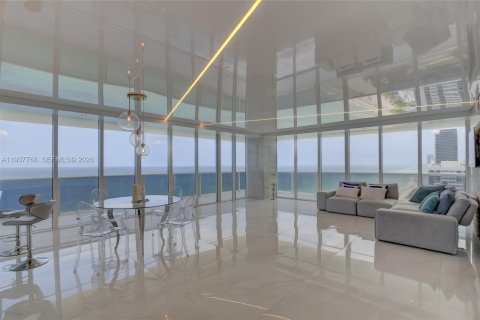 Снять в аренду кондоминиум в Халландейл-Бич, Флорида 3 спальни, 191.84м2, № 1996373 - фото 2