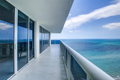 Снять в аренду кондоминиум в Халландейл-Бич, Флорида 3 спальни, 191.84м2, № 1996373 - фото 30