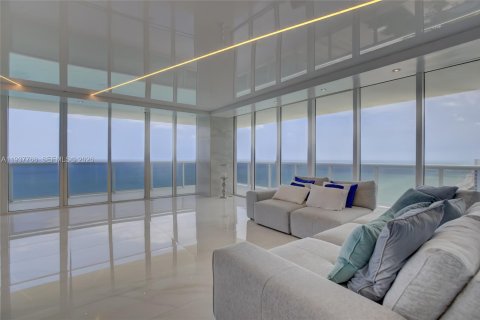 Снять в аренду кондоминиум в Халландейл-Бич, Флорида 3 спальни, 191.84м2, № 1996373 - фото 7