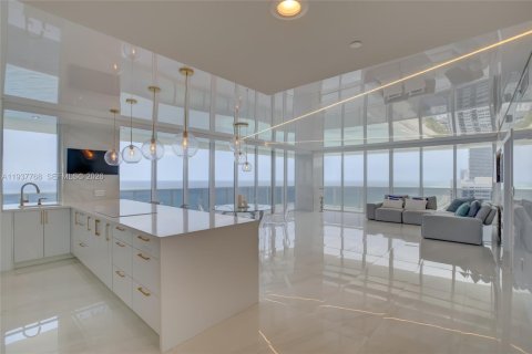 Кондоминиум с 3 спальнями в Халландейл-Бич, Флорида № 1996373