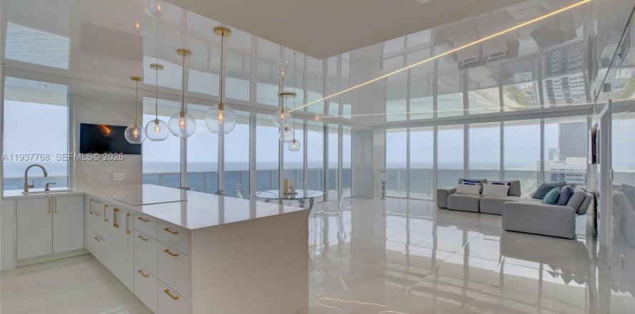 Кондоминиум с 3 спальнями в Халландейл-Бич, Флорида № 1996373