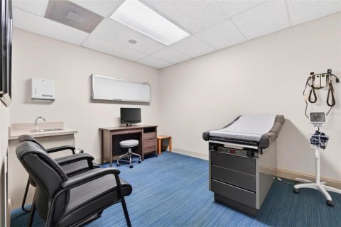 Commercial property in Brandon, Florida 184.23 sq.m. № 2213317 - photo 15