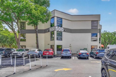Commercial property in Brandon, Florida 184.23 sq.m. № 2213317 - photo 28