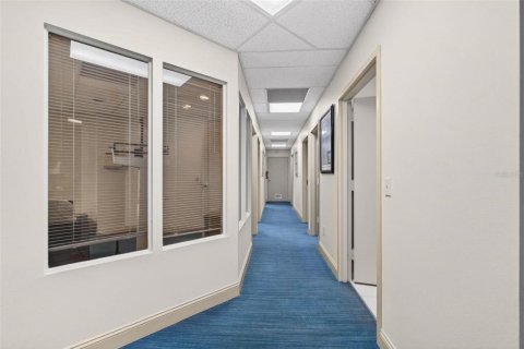 Commercial property in Brandon, Florida 184.23 sq.m. № 2213317 - photo 9