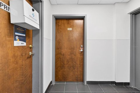 Commercial property in Brandon, Florida 184.23 sq.m. № 2213317 - photo 25