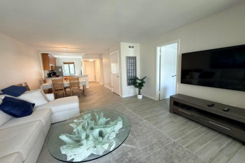 Condo in Lake Worth, Florida, 2 bedrooms № 2250077 - photo 3