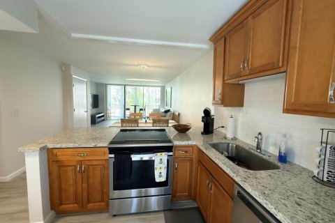 Condo in Lake Worth, Florida, 2 bedrooms № 2250077 - photo 2