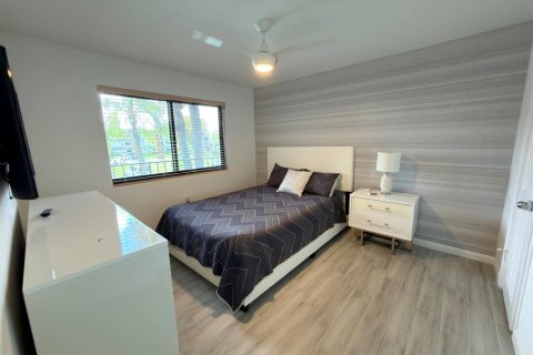 Condo in Lake Worth, Florida, 2 bedrooms № 2250077 - photo 10