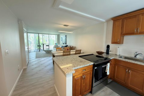 Condo in Lake Worth, Florida, 2 bedrooms № 2250077