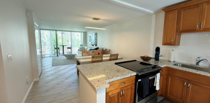 Condo in Lake Worth, Florida, 2 bedrooms № 2250077