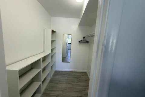 Condo in Lake Worth, Florida, 2 bedrooms № 2250077 - photo 8