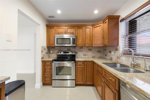 Apartment in Miami, Florida 2 bedrooms, 82.22 sq.m. № 1888952 - photo 10