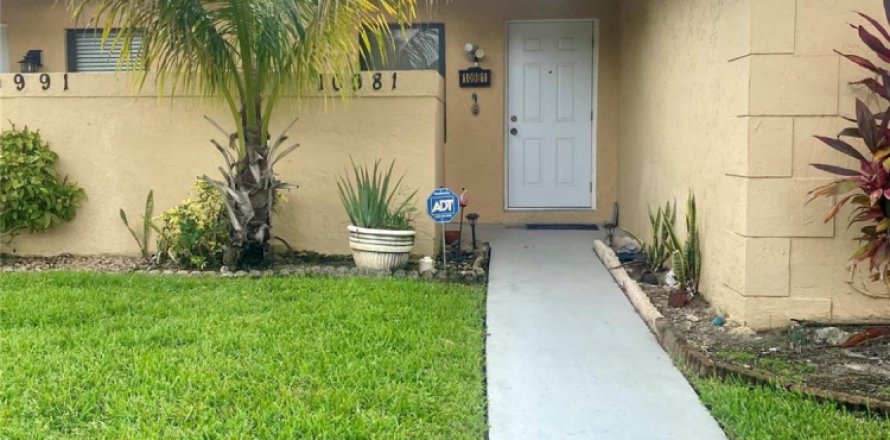 House in Sunrise, Florida 3 bedrooms, 106.28 sq.m. № 1210516