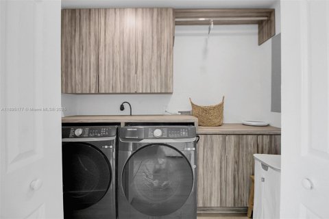 Casa en alquiler en North Miami Beach, Florida, 5 dormitorios, 194.54 m2 № 1949589 - foto 23