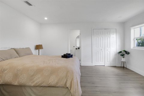 Casa en alquiler en North Miami Beach, Florida, 5 dormitorios, 194.54 m2 № 1949589 - foto 25