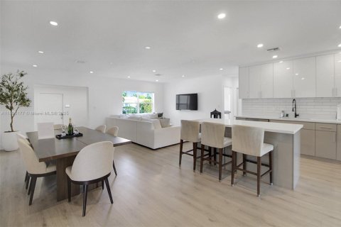 Casa en alquiler en North Miami Beach, Florida, 5 dormitorios, 194.54 m2 № 1949589 - foto 9