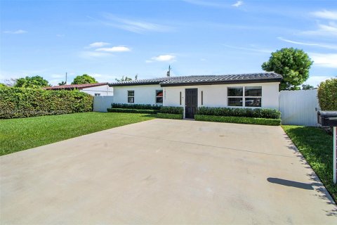 Casa en alquiler en North Miami Beach, Florida, 5 dormitorios, 194.54 m2 № 1949589 - foto 1