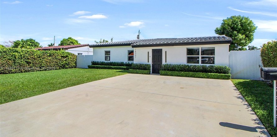 Casa en North Miami Beach, Florida 5 dormitorios, 194.54 m2 № 1949589