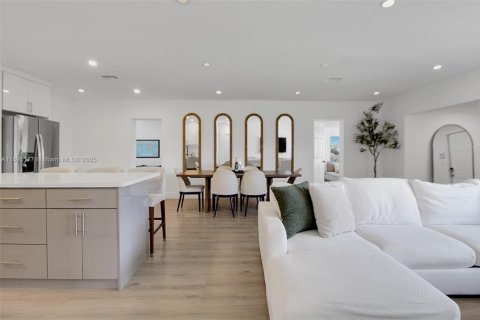 Casa en alquiler en North Miami Beach, Florida, 5 dormitorios, 194.54 m2 № 1949589 - foto 10