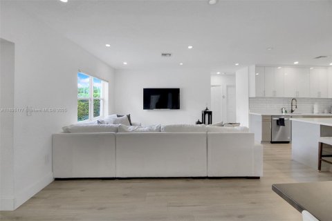 Casa en alquiler en North Miami Beach, Florida, 5 dormitorios, 194.54 m2 № 1949589 - foto 12