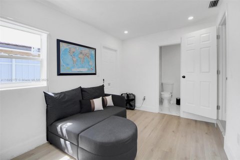 Casa en alquiler en North Miami Beach, Florida, 5 dormitorios, 194.54 m2 № 1949589 - foto 19